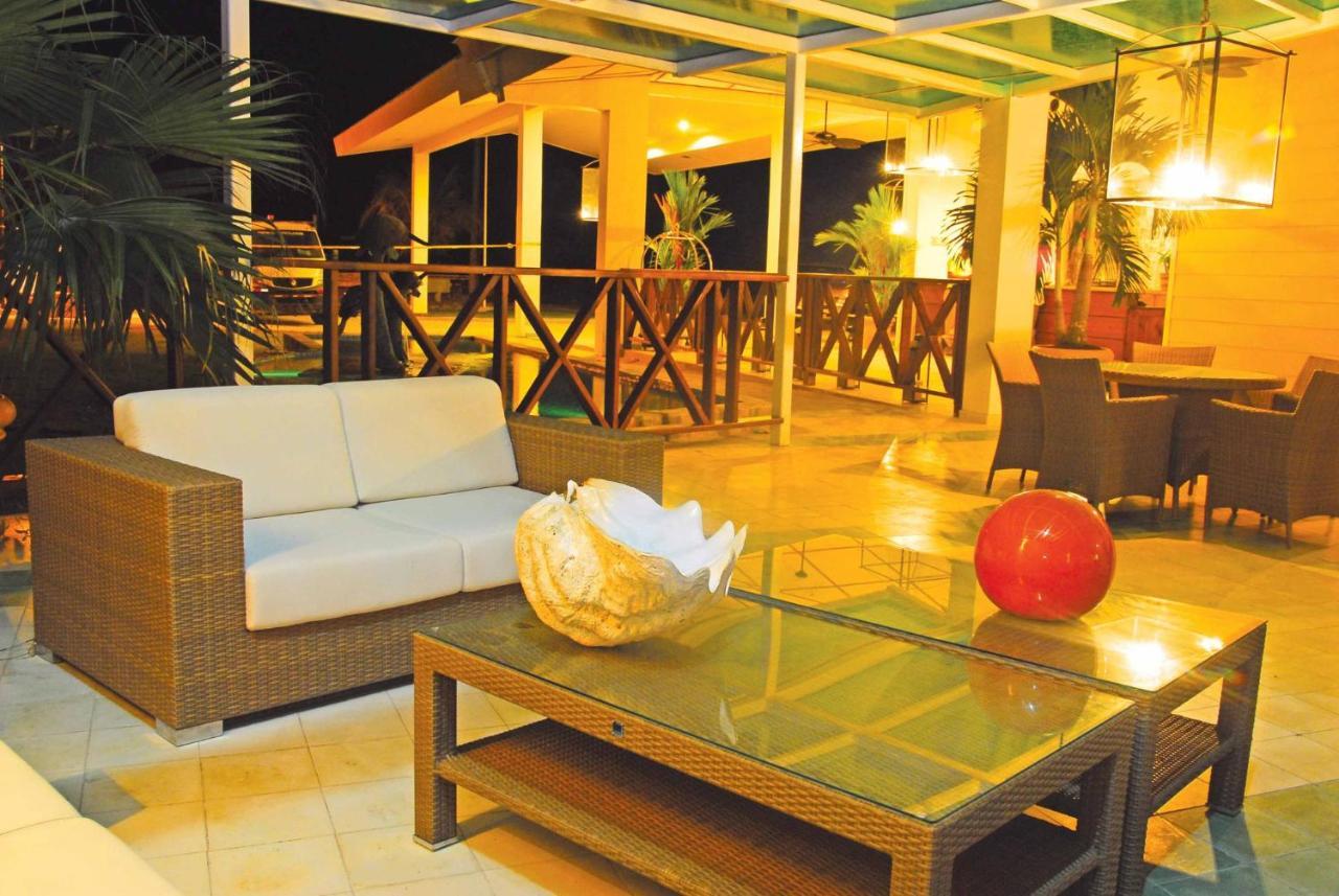 Playa Tortuga Hotel And Beach Resort โบกัสทาวน์ ภายนอก รูปภาพ